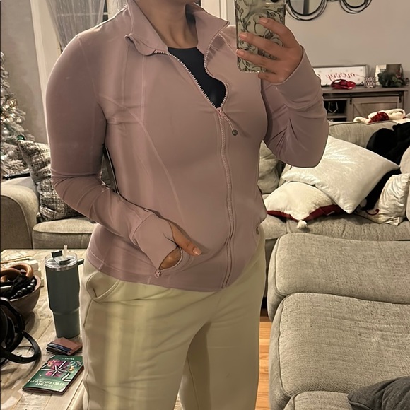 Athleisure  outerwear - Picture 2 of 3